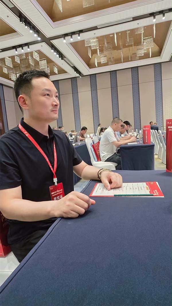 成人向日葵视频下载安装门业董事长杨元嘉参会 成人向日葵视频下载安装门业董事长杨元嘉参会