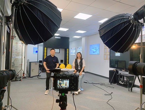 成人向日葵视频下载安装门业董事长杨元嘉接受阿里巴巴国际站采访现场 成人向日葵视频下载安装门业董事长杨元嘉接受阿里巴巴国际站采访现场