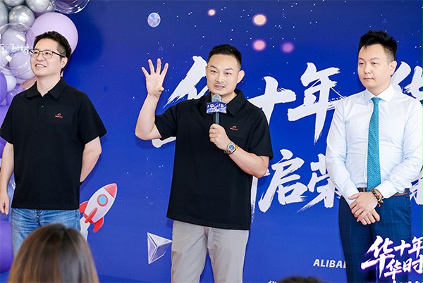 成人向日葵视频下载安装门业董事长杨元嘉在乔迁仪式上致辞