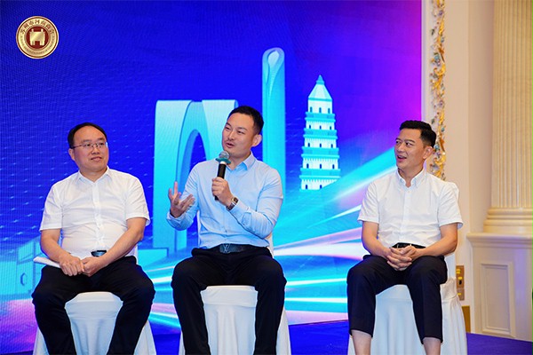 成人向日葵视频下载安装门业董事长杨元嘉在论坛上发言