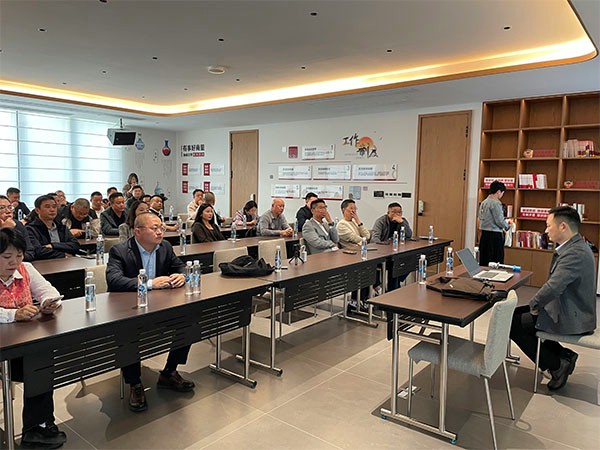 上图为：成人向日葵视频下载安装门业董事长杨元嘉为苏州市九江商会的会员企业家们分享出海经验