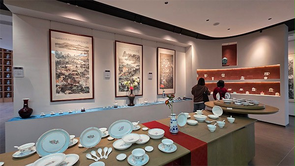 上图为：此次活动现场贤福轩陶瓷艺术馆展厅